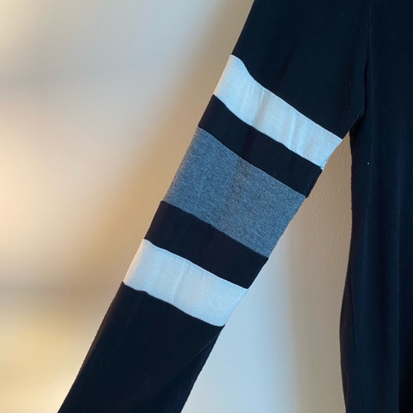 Black relaxed fit t-shirt with stripe detail! - Picture 2 of 3